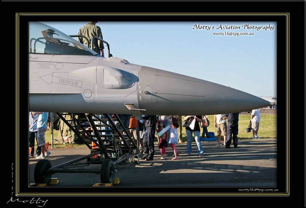 Mottys-Singaporean-F-16D-Blk52+-2008_10_04-002