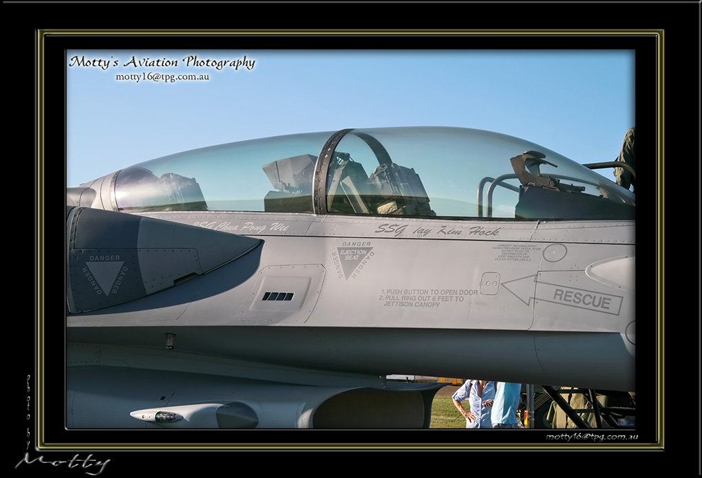 Mottys-Singaporean-F-16D-Blk52+-2008_10_04-004