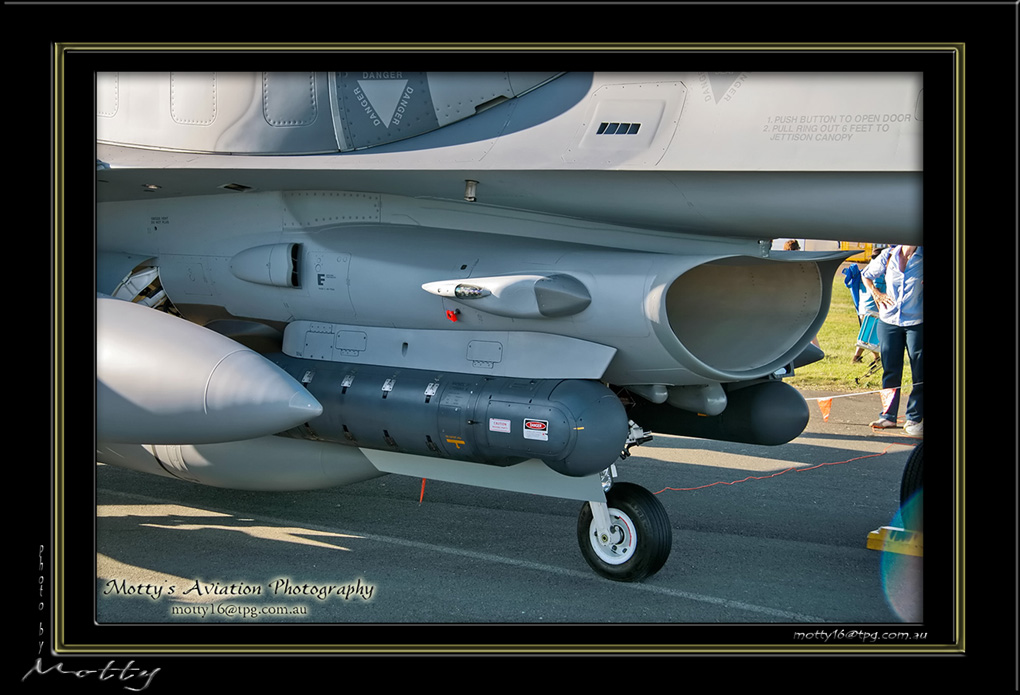 Mottys-Singaporean-F-16D-Blk52+-2008_10_04-008