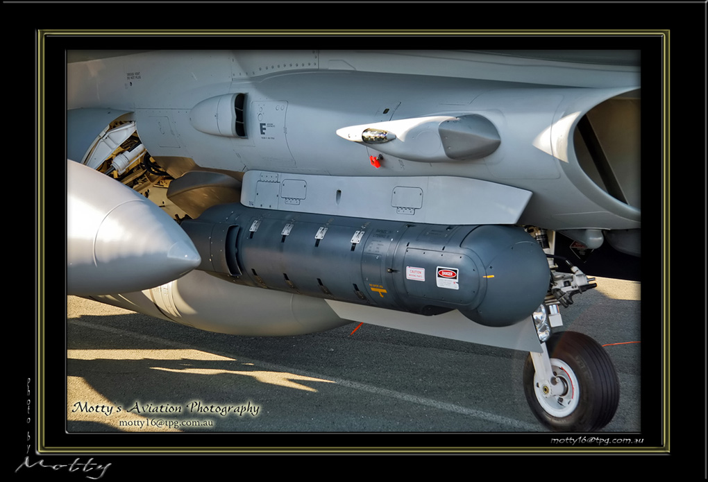 Mottys-Singaporean-F-16D-Blk52+-2008_10_04-009