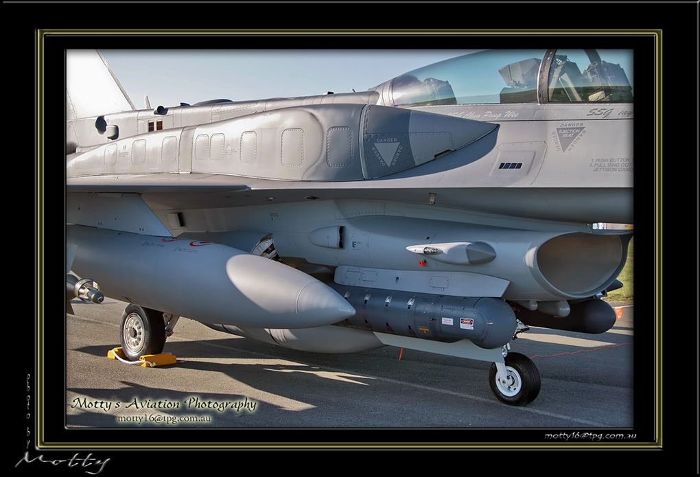 Mottys-Singaporean-F-16D-Blk52+-2008_10_04-010