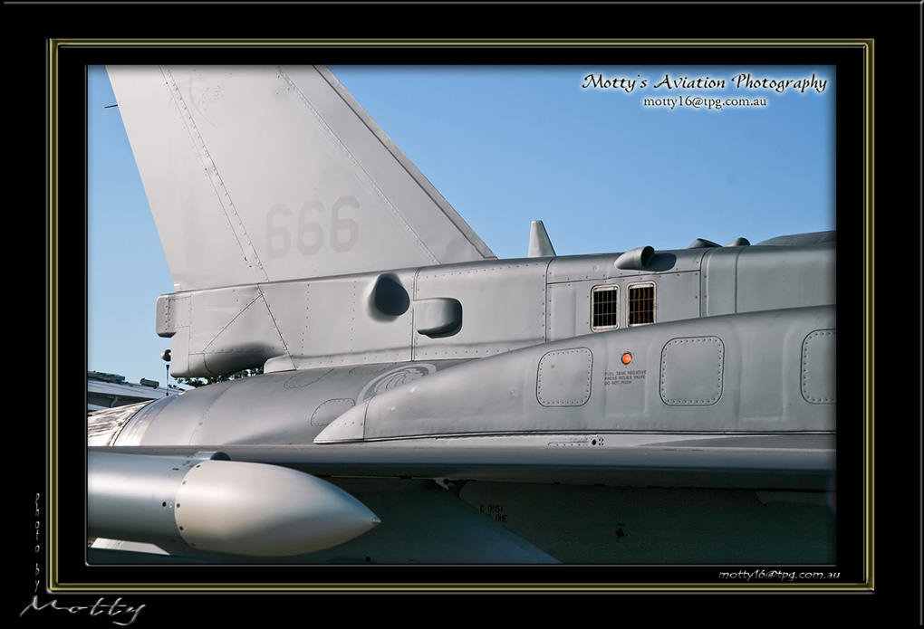 Mottys-Singaporean-F-16D-Blk52+-2008_10_04-013