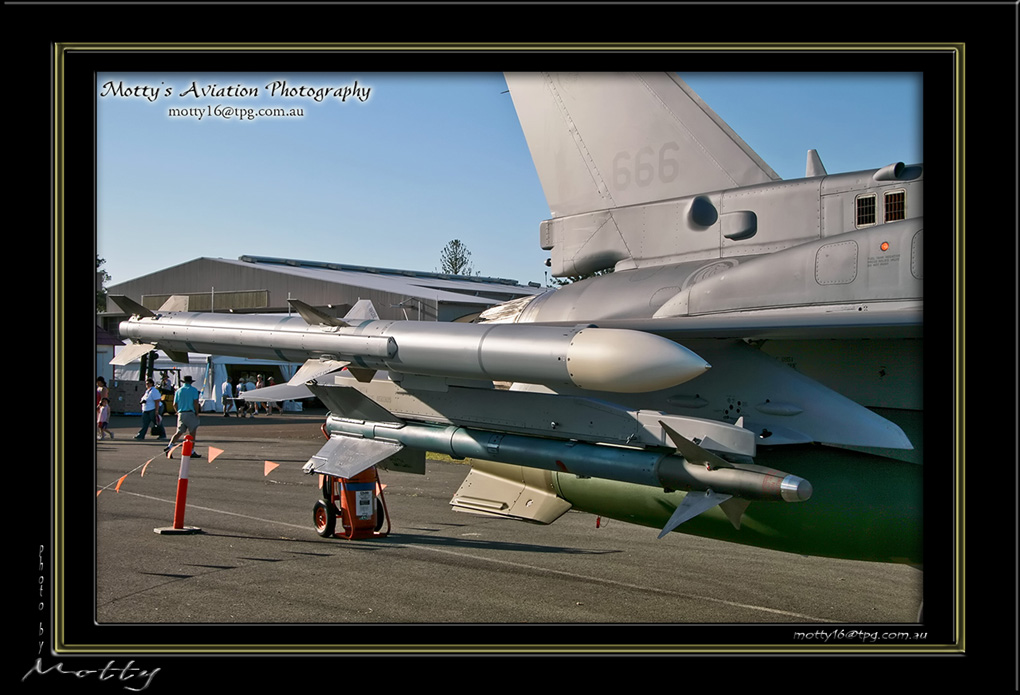 Mottys-Singaporean-F-16D-Blk52+-2008_10_04-014