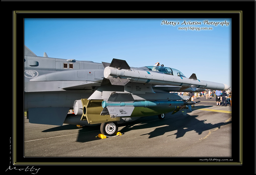 Mottys-Singaporean-F-16D-Blk52+-2008_10_04-015