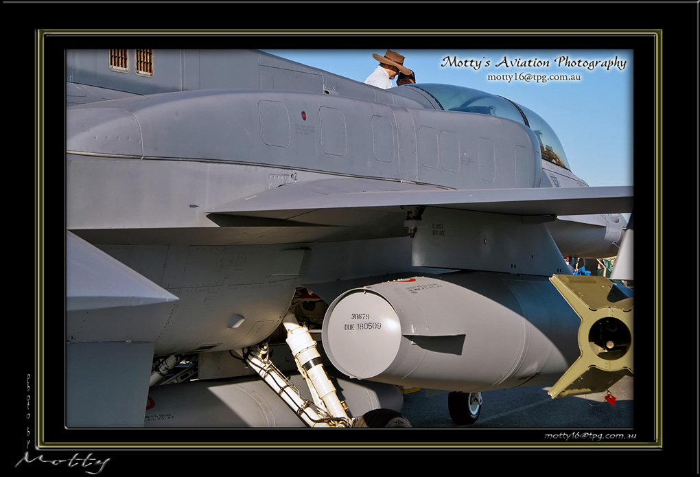 Mottys-Singaporean-F-16D-Blk52+-2008_10_04-016