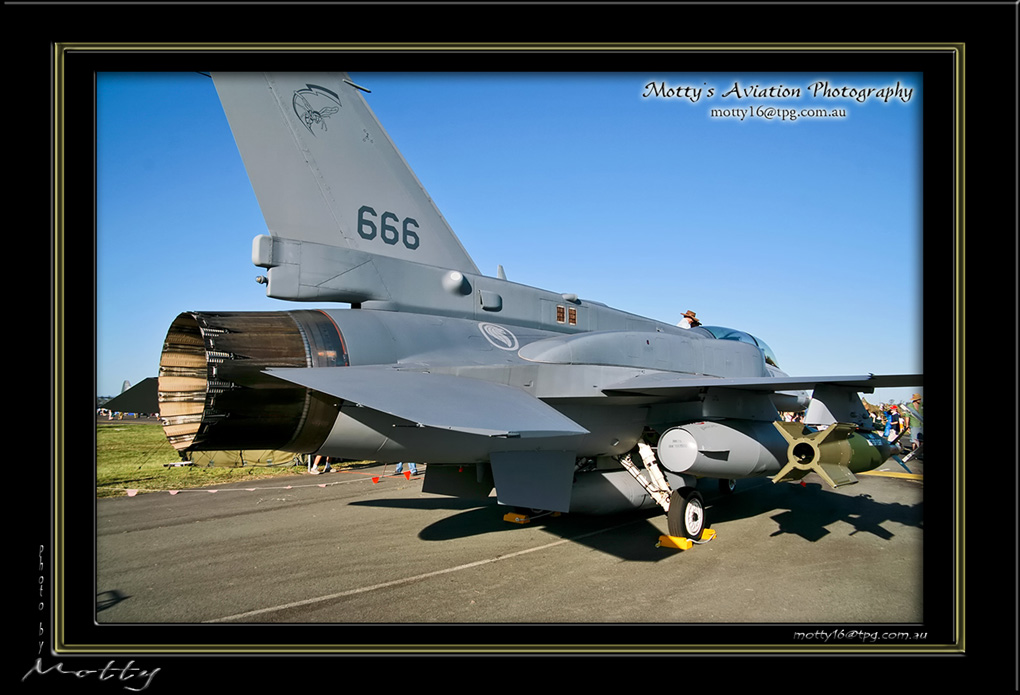Mottys-Singaporean-F-16D-Blk52+-2008_10_04-022