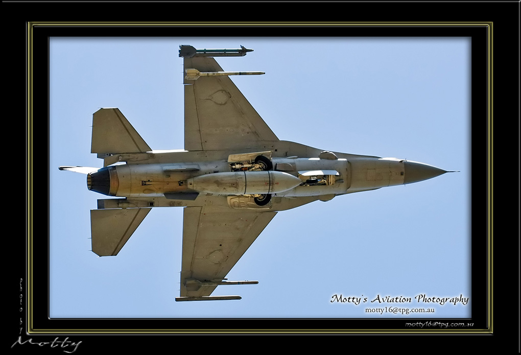 Mottys-Singaporean-F-16D-Blk52+_2007_09_28_0485-LR-1-001