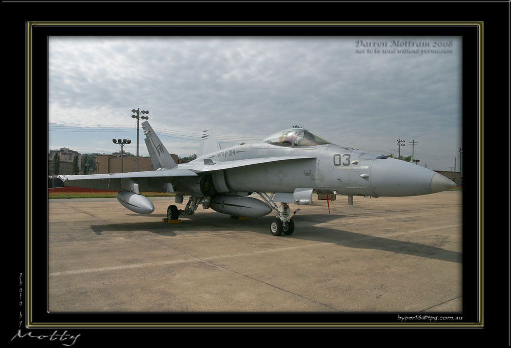 Mottys-F-18C-02_2007_10_06_174-LR