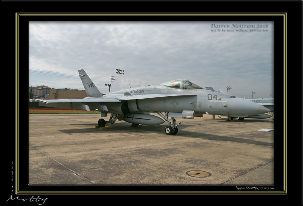 Mottys-F-18C-05_2007_10_06_170-LR