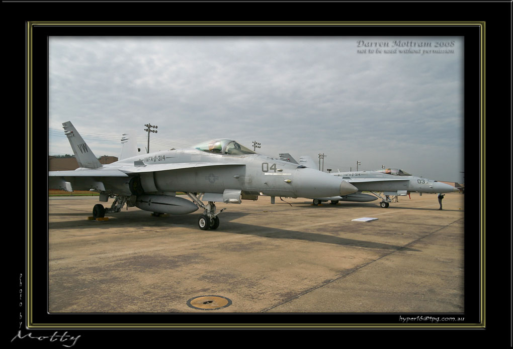 Mottys-F-18C-06_2007_10_06_171-LR