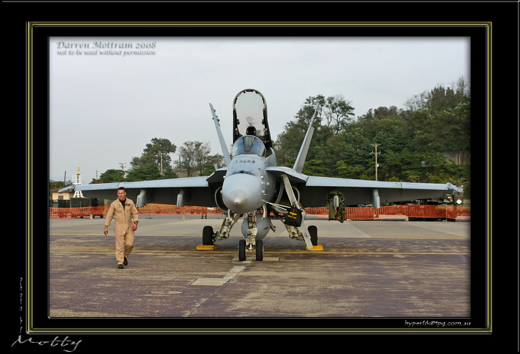 Mottys-F-18C-09_2007_10_07_2248-LR