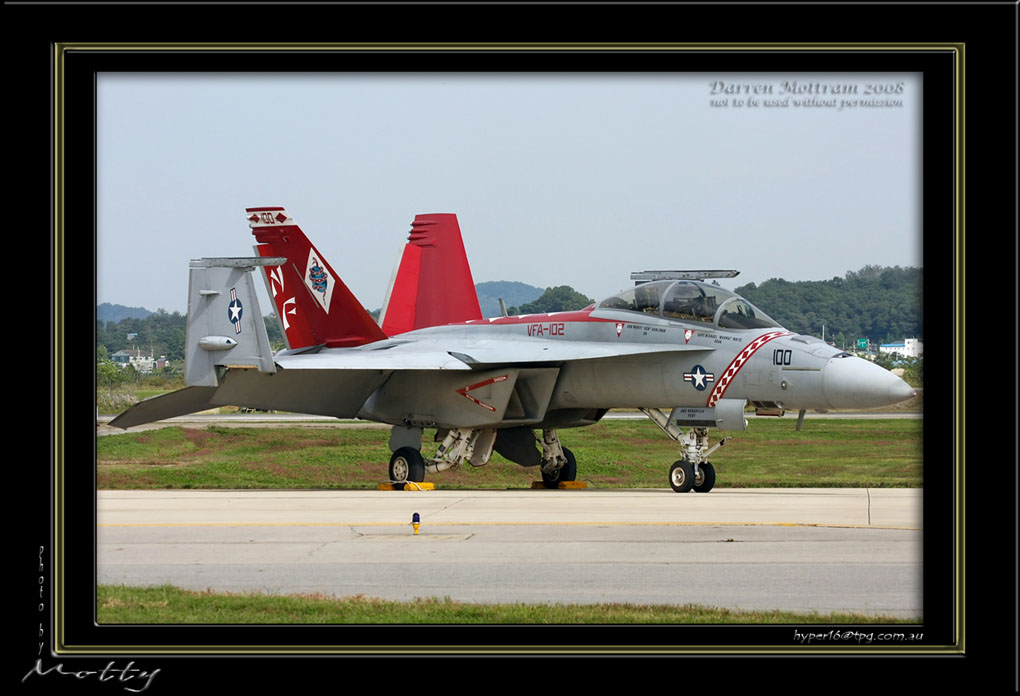 Mottys-F-18F-01_2007_10_06_328-LR