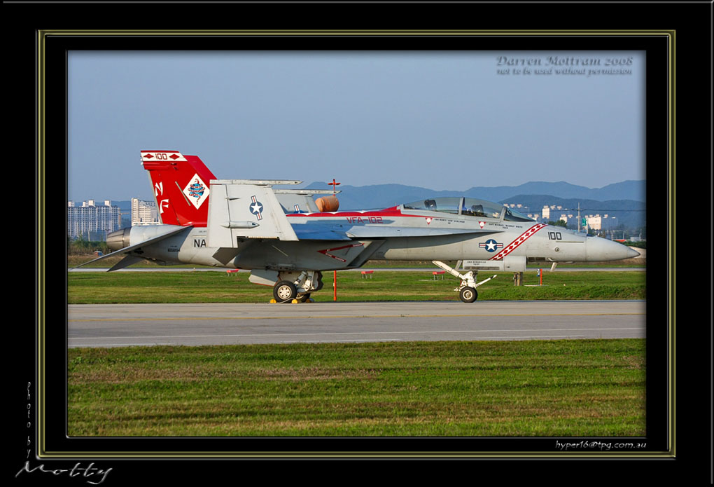 Mottys-F-18F-02_2007_10_06_1778-LR