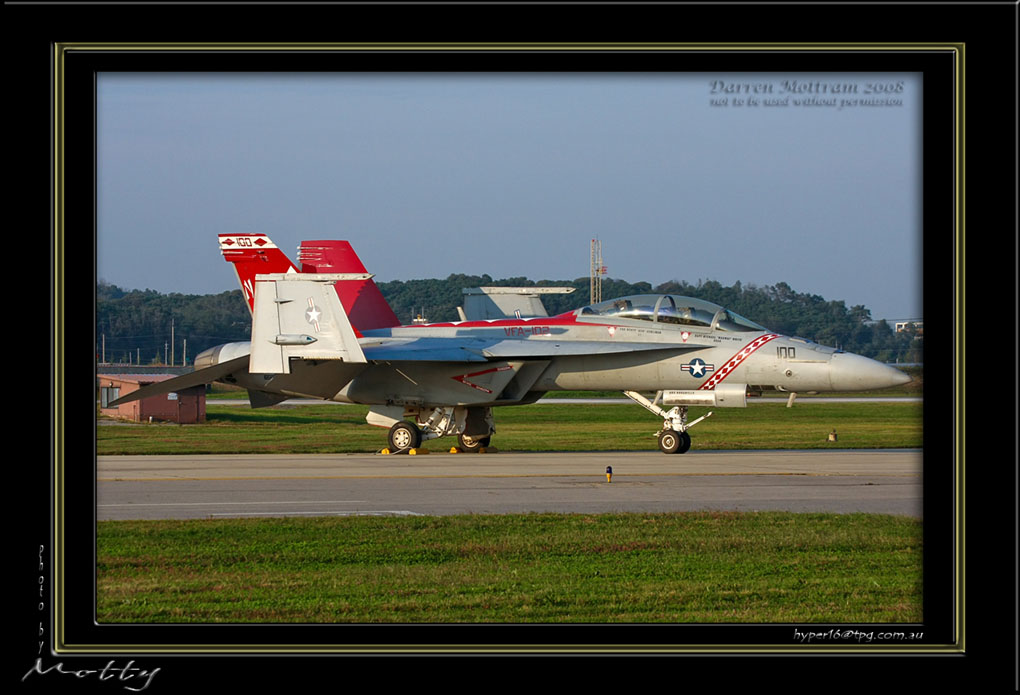 Mottys-F-18F-03_2007_10_06_1792-LR