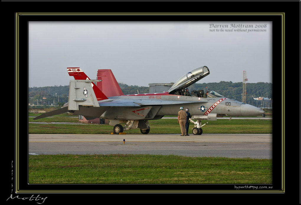 Mottys-F-18F-04_2007_10_07_2246-LR