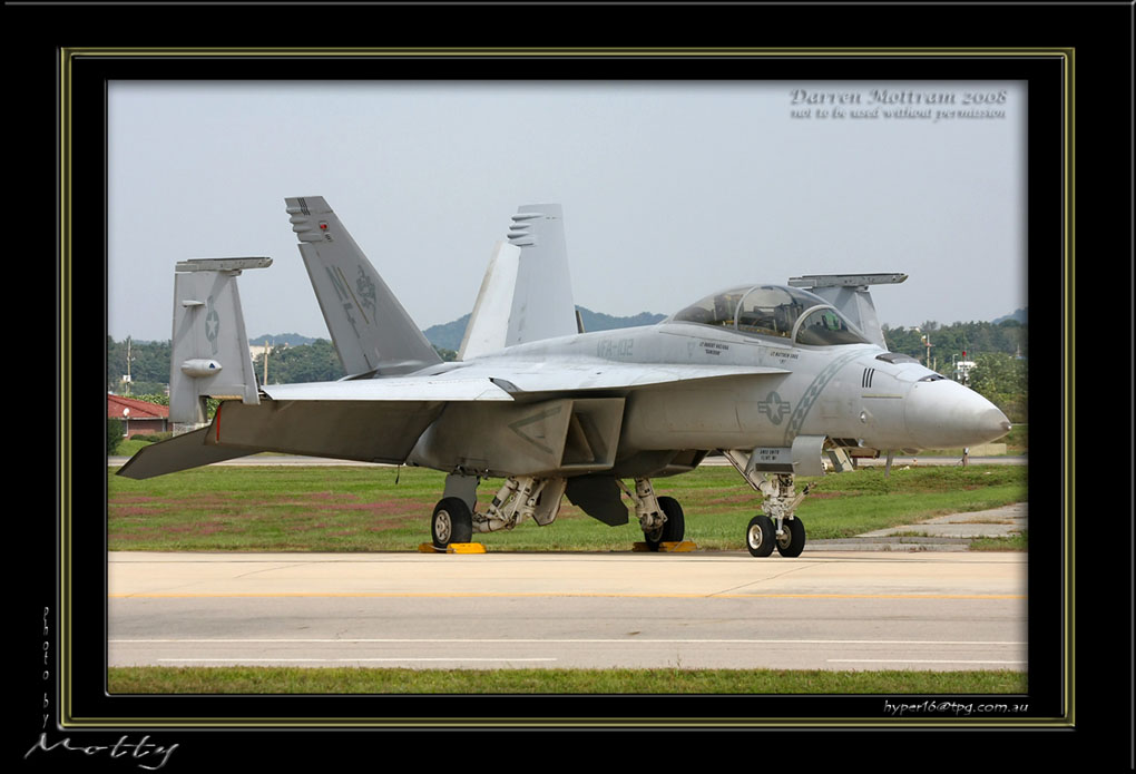 Mottys-F-18F-05_2007_10_06_327-LR