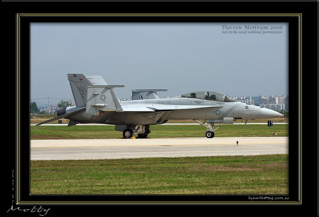 Mottys-F-18F-06_2007_10_06_341-LR