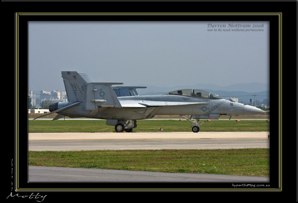 Mottys-F-18F-08_2007_10_07_78-LR
