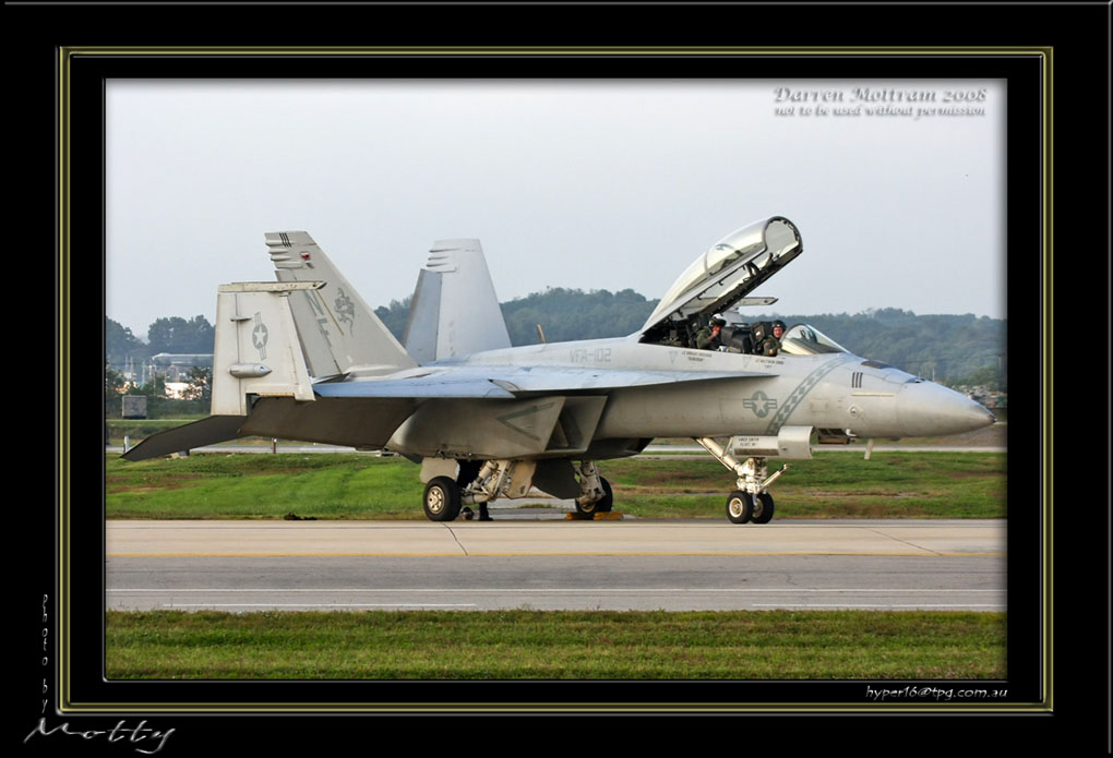 Mottys-F-18F-09_2007_10_07_2244-LR