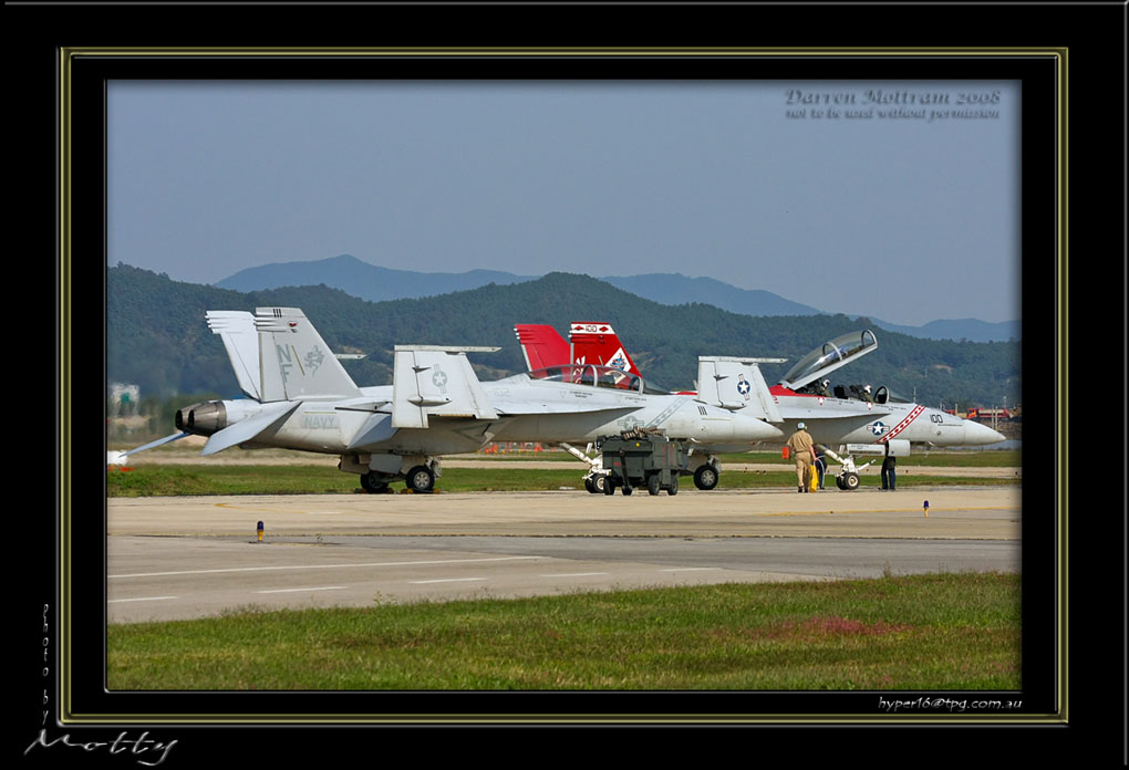 Mottys-F-18F-11_2007_10_06_1622-LR