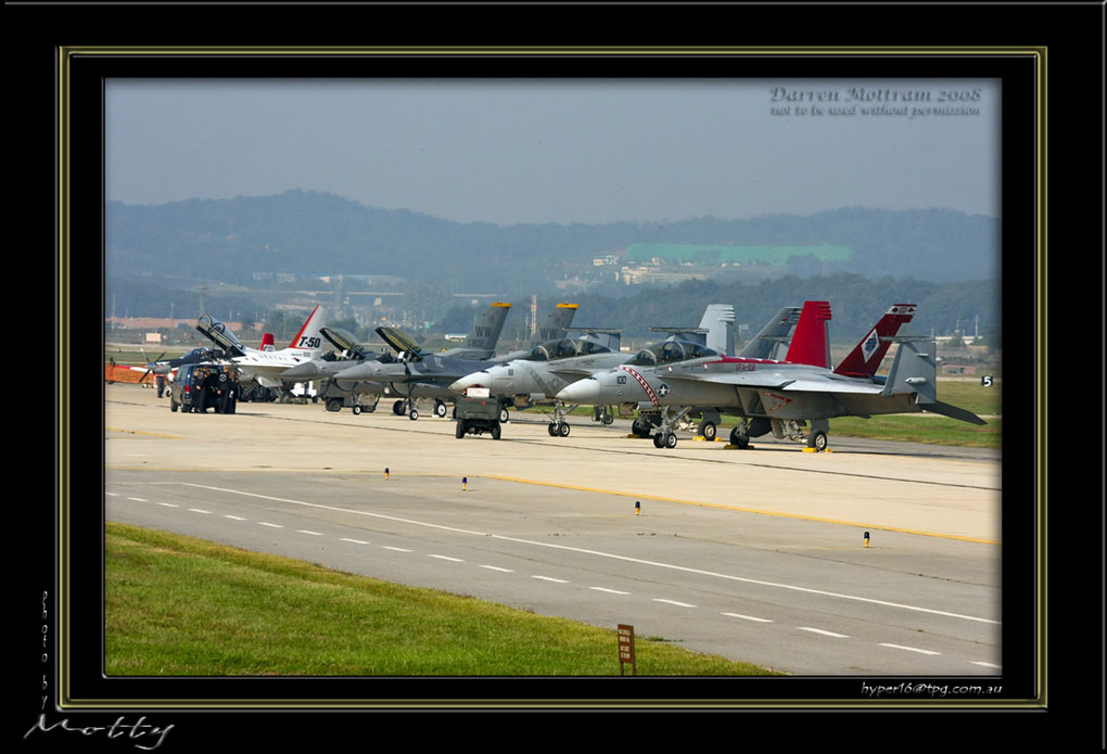 Mottys-F-18F-12_2007_10_07_1-LR