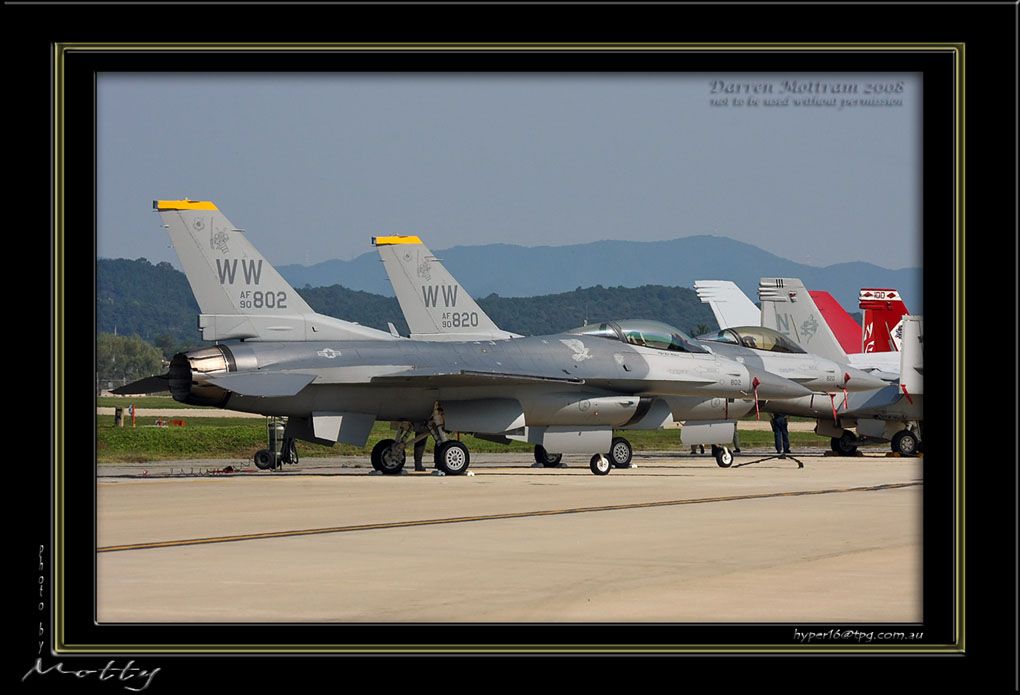 Mottys-WW-F-16C-802-10_2007_10_06_874-LR