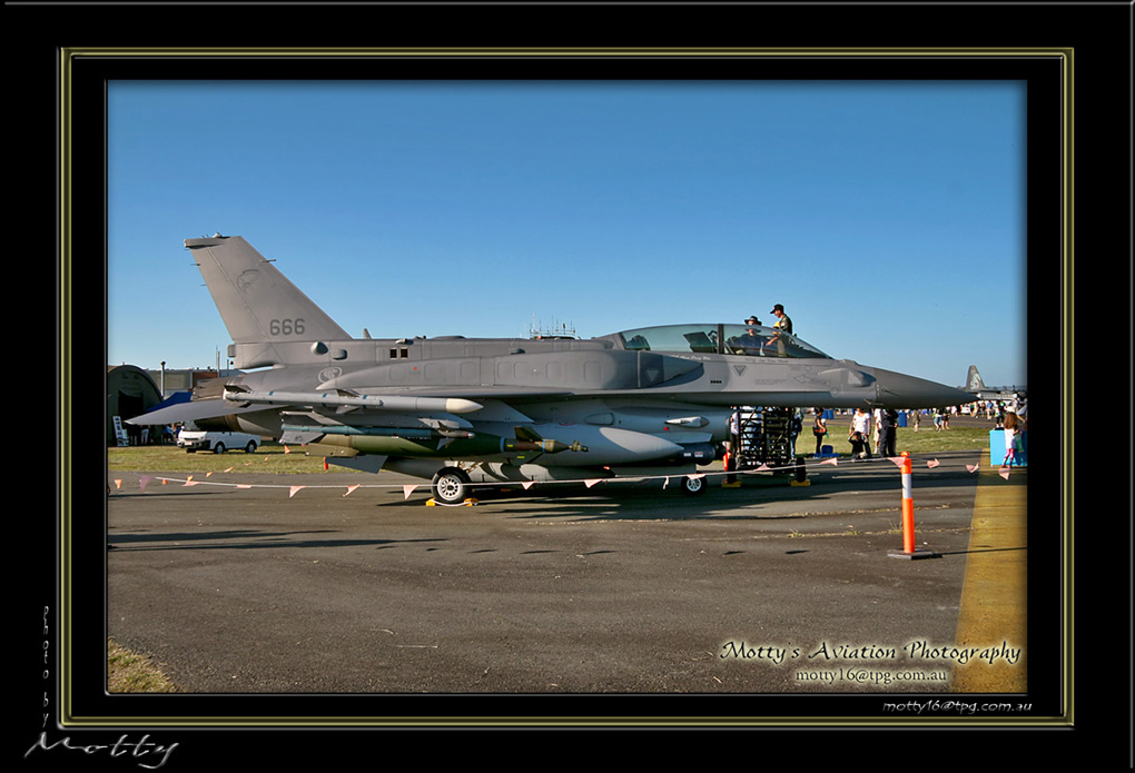 Mottys-F-16-666-2008_10_04-5828-LR-1-001