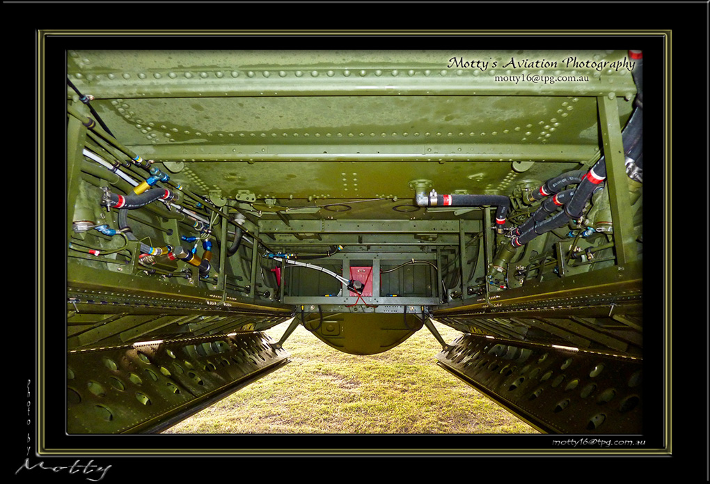Mottys-Avenger-VH-MML-BB-0140-2009_08_25_070127-LR