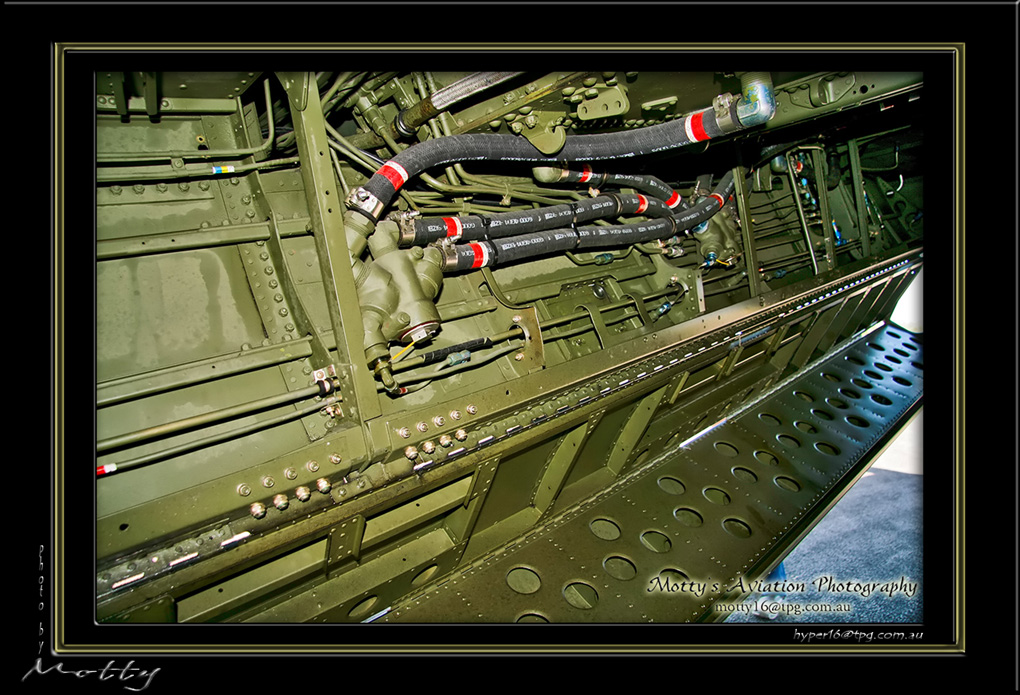 Mottys-Avenger-VH-MML-BB-0171-2009-04-17_8290-LR-1-001
