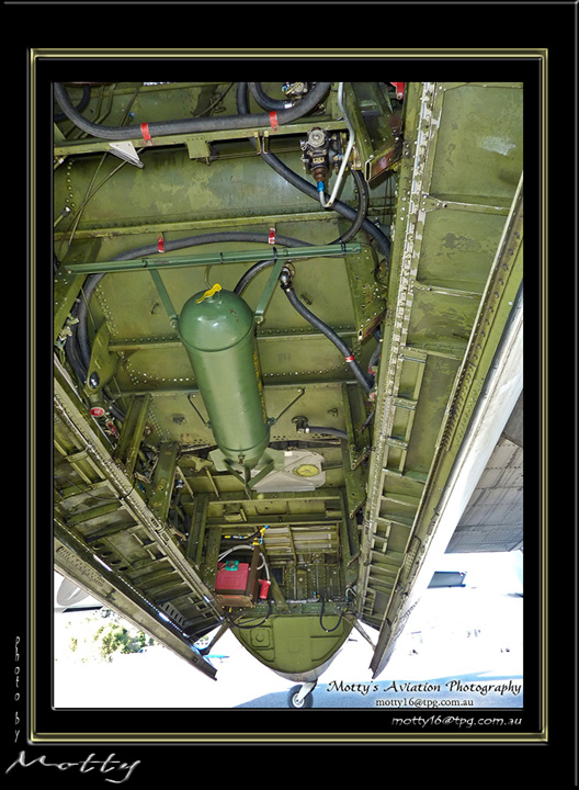Mottys-Avenger-VH-TBM-BB-0041-2009_08_25_152840-LR
